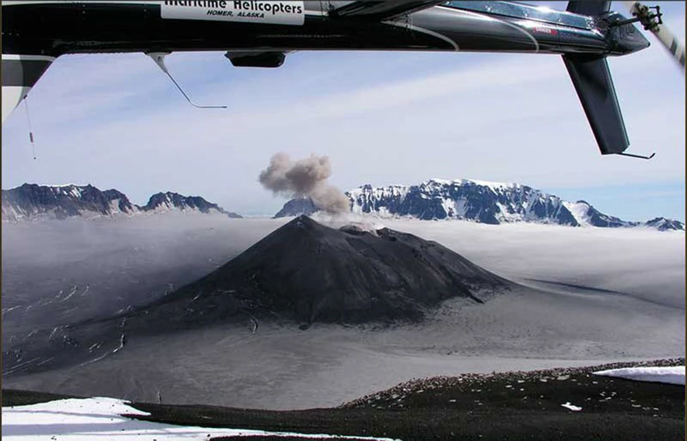 Núi lửa lớn nhất bang Alaska “thức giấc”