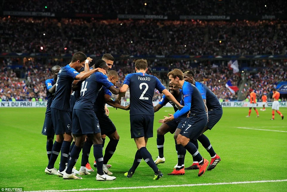 Các cầu thủ Pháp vui mừng sau khi K. Mbappe ghi bàn mở tỷ số. Ảnh: Reuters