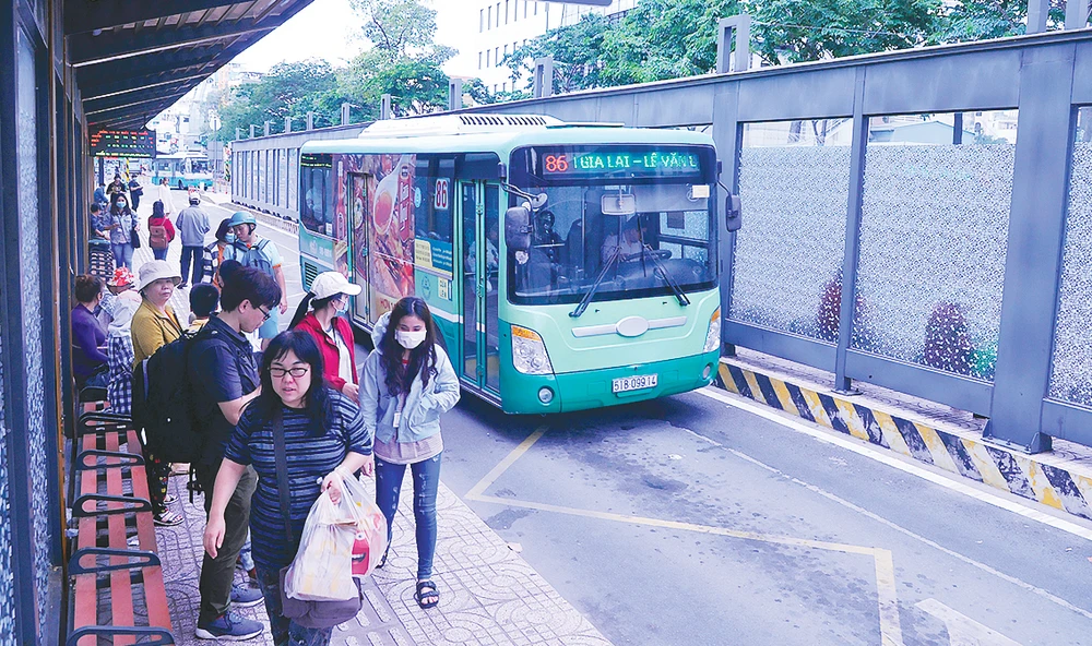 Hành khách chờ xe buýt trên đường Hàm Nghi, quận 1, TPHCM. Ảnh: THÀNH TRÍ