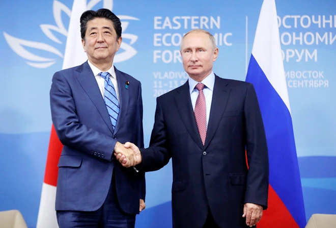 Tổng thống Nga Vladimir Putin và Thủ tướng Nhật Bản Shinzo Abe tại Diễn đàn Kinh tế Phương Đông (EEF). Ảnh: Reuters.