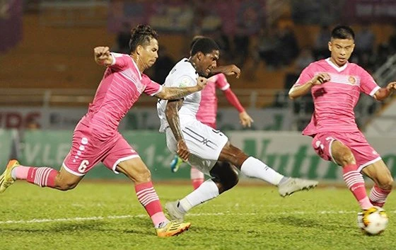 CLB TP Hồ Chí Minh (áo trắng) trong trận thắng CLB Sài Gòn 2 - 1 ở lượt đi. Ảnh: DŨNG PHƯƠNG