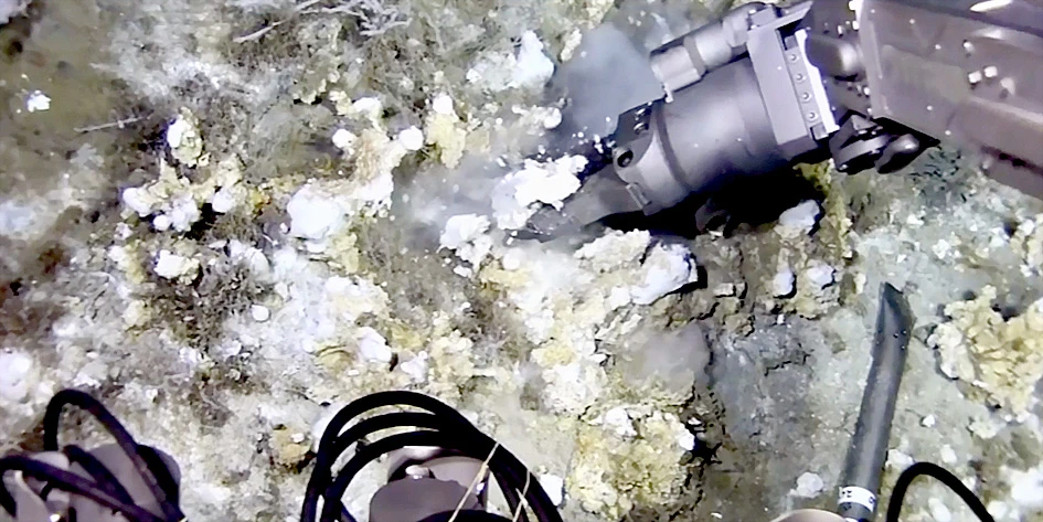 Dùng robot thám hiểm đáy biển sâu