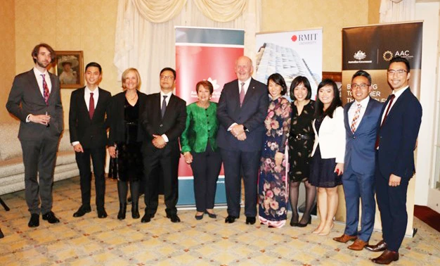 Toàn quyền Australia Peter Cosgrove cùng Phu nhân và Tổng Lãnh sự Trịnh Đức Hải chụp ảnh với các thành viên sáng lập và điều hành AVYLD. Ảnh: Vietnam+