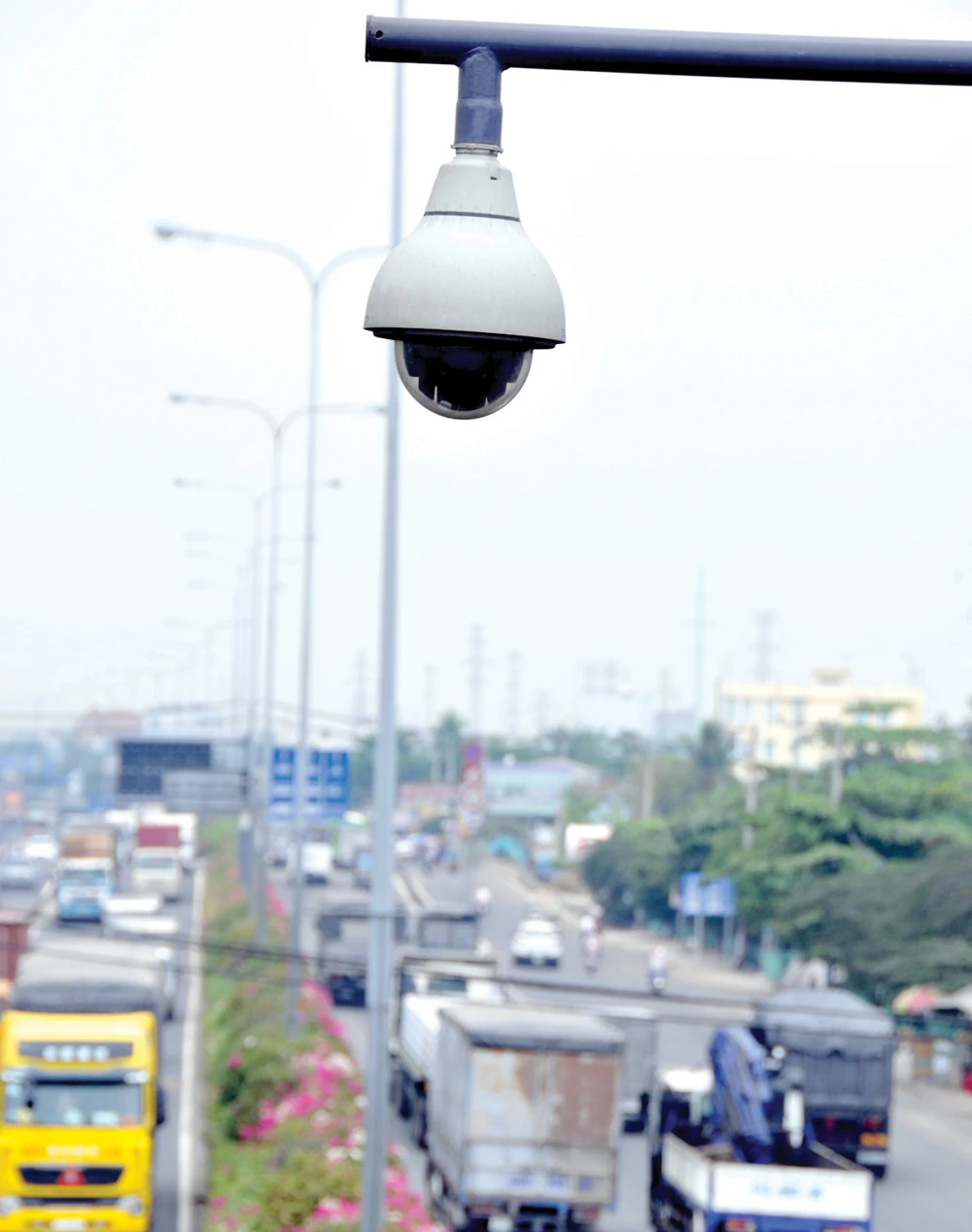 Camera giám sát giao thông trên các tuyến đường tại TPHCM. Ảnh: THÀNH TRÍ