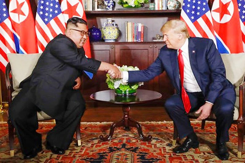 Tổng thống Mỹ Donald Trump và nhà lãnh đạo Triều Tiên Kim Jong-un ở cuộc gặp thượng đỉnh lần đầu tiên tại Singapore hồi tháng 6-2018