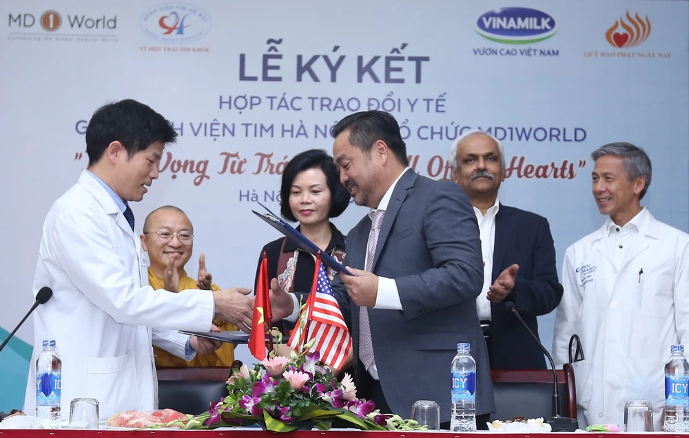 Lãnh đạo Bệnh viện Tim Hà Nội ký kết hợp tác với tổ chức MD1World.