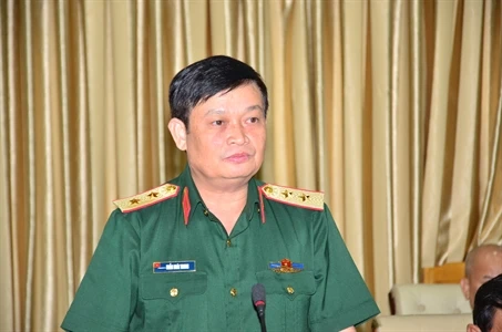 Phó Đô đốc (Trung tướng) Trần Hoài Trung phát biểu tại buổi bàn giao nhiệm vụ Bí thư Đảng ủy, Chính ủy QK7. Ảnh: Báo Quân khu 7