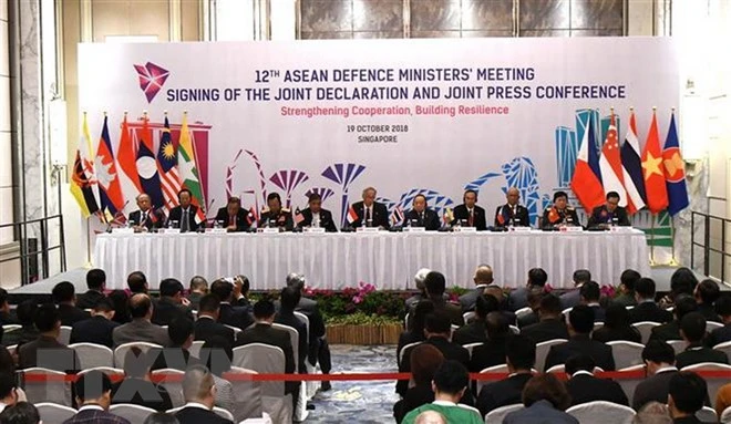 Đại tướng Ngô Xuân Lịch (thứ 2, phải), Bộ trưởng Bộ Quốc phòng Việt Nam và các quan chức quốc phòng ASEAN tại Hội nghị Bộ trưởng Quốc phòng ASEAN (ADMM) lần thứ 12, Singapore. Ảnh: TTXVN