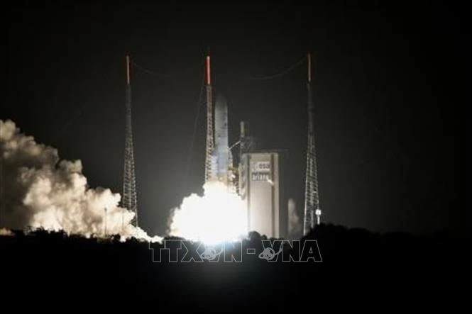 Tên lửa đẩy Ariane 5 mang theo hai tàu thăm dò tự hành của châu Âu và Nhật Bản rời bệ phóng tại trung tâm vũ trụ Kourou ở Guiana thuộc Pháp ngày 19-10-2018. Ảnh: Kyodo/TTXVN