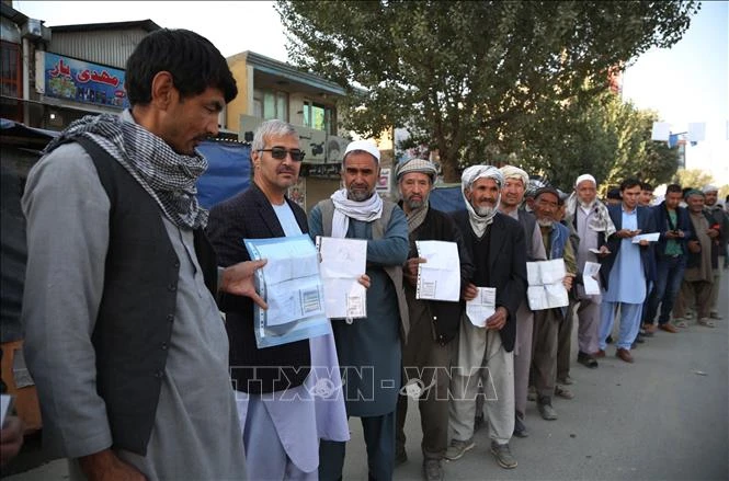 Cử tri Afghanistan xếp hàng chờ bỏ phiếu tại một điểm bầu cử Quốc hội ở Kabul ngày 20/10/2018. Ảnh: THX/TTXVN