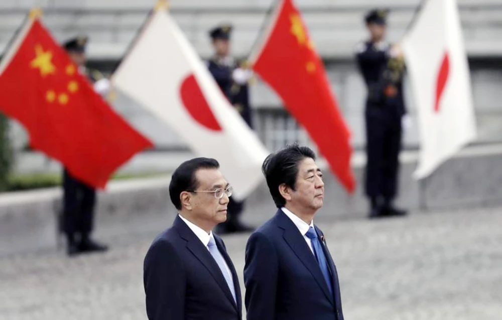 Thủ tướng Trung Quốc Lý Khắc Cường (trái) và Thủ tướng Nhật Bản Shinzo Abe trong chuyến thăm Nhật Bản tháng 5 vừa qua
