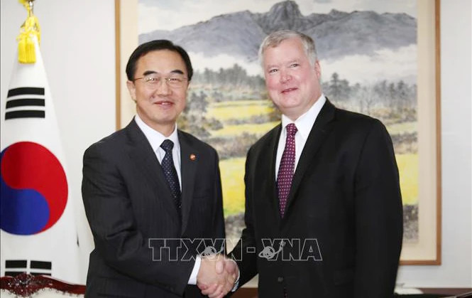 Bộ trưởng Thống nhất Hàn Quốc Cho Myoung-gyon (trái) và Đặc phái viên Mỹ phụ trách vấn đề Triều Tiên Stephen Biegun trong cuộc gặp tại thủ đô Seoul ngày 30-10-2018. Ảnh: Yonhap/TTXVN