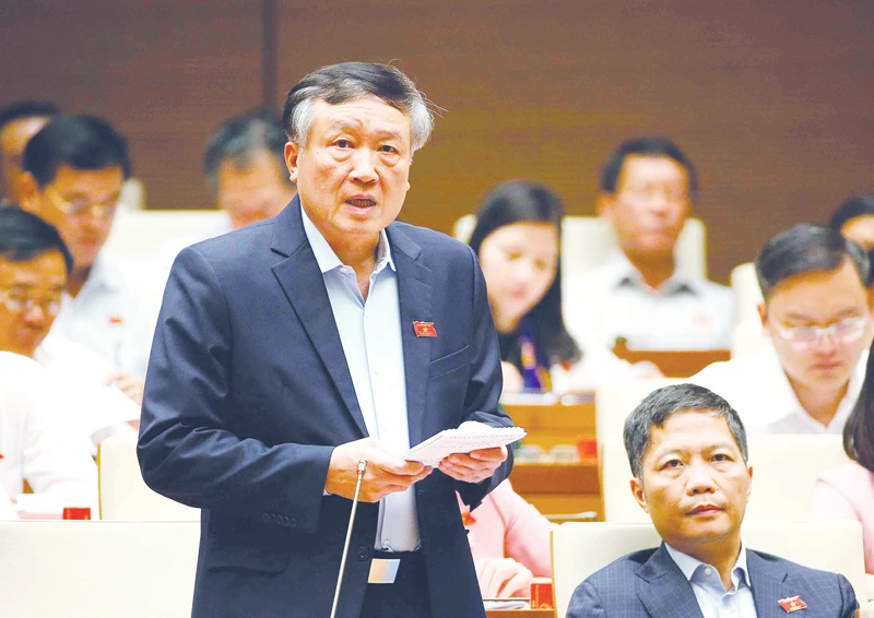 Chánh án Tòa án nhân dân tối cao Nguyễn Hòa Bình trả lời chất vấn của đại biểu Quốc hội. Ảnh: TTXVN