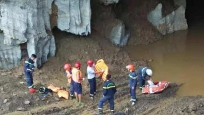 Lực lượng chức năng đang triển khai cứu hộ 2 nạn nhân mắc kẹt trong lò khai thác vàng. Ảnh: Thanh Niên Online