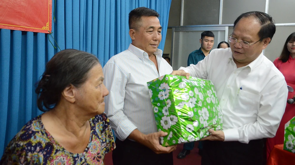 Phó Bí thư Thường trực Thành ủy TPHCM Tất Thành Cang trao quà cho người dân tại ngày hội Đại đoàn kết toàn dân tộc khu phố 10, phường 14, quận 10