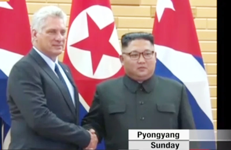 Nhà lãnh đạo Triều Tiên Kim Jong-un (phải) và Chủ tịch Cuba Miguel Diaz-Canel