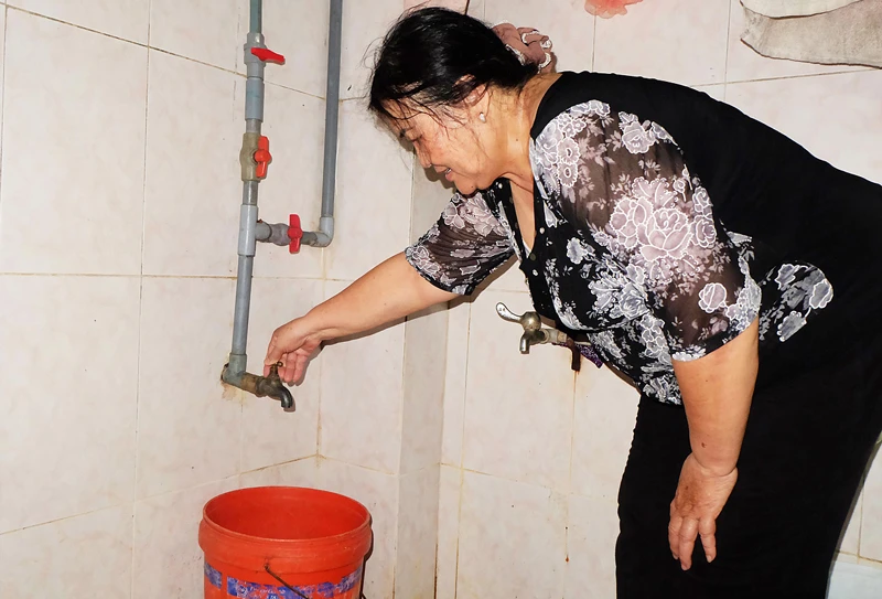 Bà Nguyễn Thị Thu Hiền (ngụ phường Mỹ An, quận Ngũ Hành Sơn) khốn khổ vì không có nước sinh hoạt