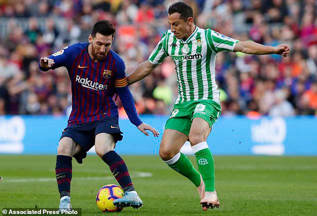 Lionel Messi che bóng trước Andres Guardado của Real Betis