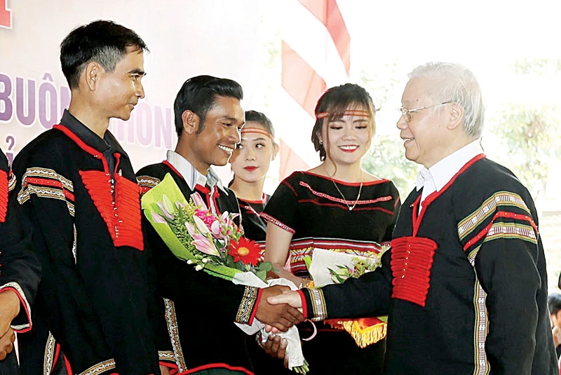 Tổng Bí thư, Chủ tịch nước Nguyễn Phú Trọng tặng quà cho các buôn, thôn xã Dur Kmăl, huyện Krông Ana. Ảnh: TTXVN