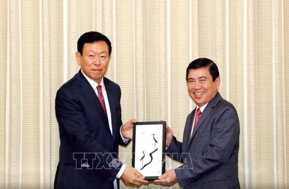 Chủ tịch UBND TPHCM Nguyễn Thành Phong tiếp ông Shin Dong Bin, Chủ tịch Tập đoàn Lotte (Hàn Quốc). Ảnh: TTXVN