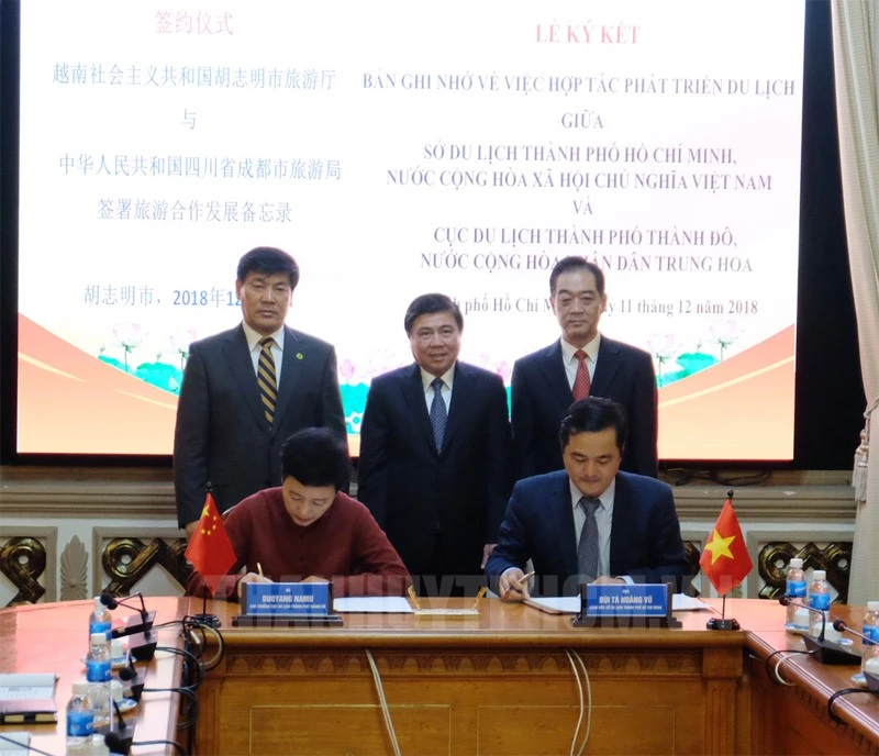 Chủ tịch UBND TPHCM Nguyễn Thành Phong chứng kiến lễ ký kết về việc hợp tác phát triển du lịch giữa Sở Du lịch TPHCM và Cục Du lịch TP Thành Đô. Ảnh: hcmcpv