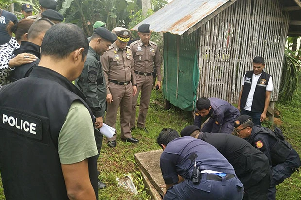 Cảnh sát mở cống thoát nước bắt lại một tù nhân vượt ngục ở huyện Chaiya, tỉnh Surat Thani, Thái Lan, ngày 25-12-2018. Ảnh: Bangkok Post