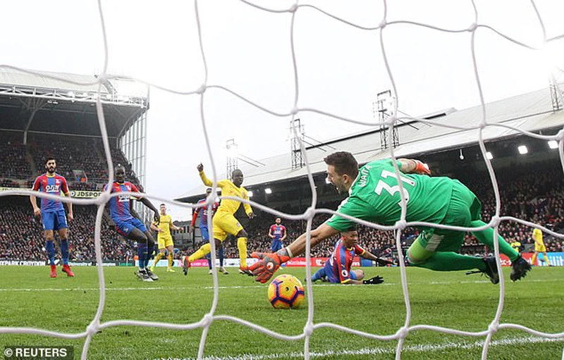 N'Golo Kante ghi bàn thắng duy nhất vào lưới Crystal Palace giúp Chelsea bám sát Tottenham trên bảng xếp hạng. Ảnh: REUTERS