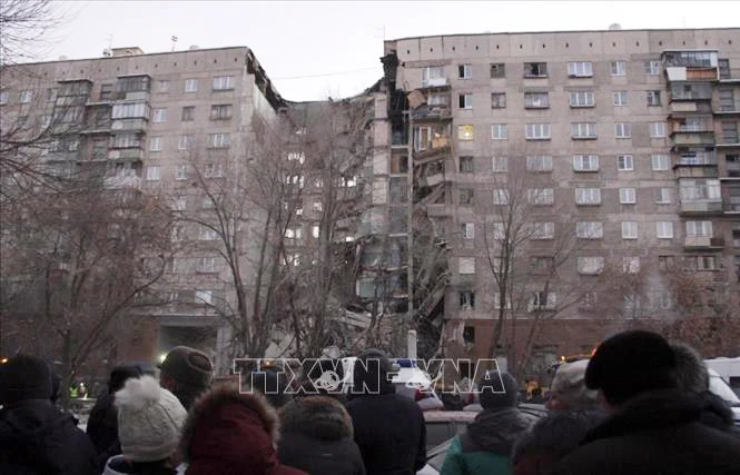 Lực lượng cứu hộ Nga tìm kiếm người mất tích trong đống đổ nát của tòa nhà bị sập sau vụ nổ nghi là khí ga tại thành phố Magnitogorsk, miền Nam nước Nga ngày 31-12. Ảnh: EPA/TTXVN