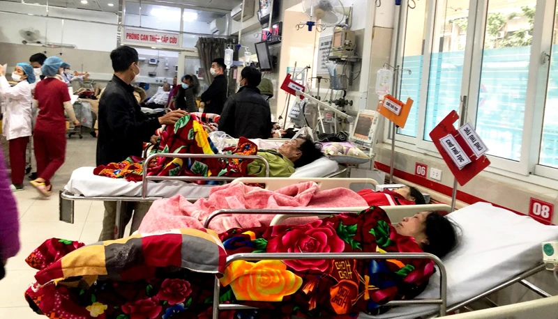 Thời tiết rét đậm kéo dài làm gia tăng người bệnh nhập viện điều trị tại Bệnh viện Bạch Mai