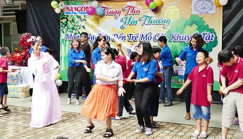 Các bạn trẻ tham gia Chương trình Trung thu yêu thương tại Trung tâm Bảo trợ trẻ tàn tật mồ côi Thị Nghè