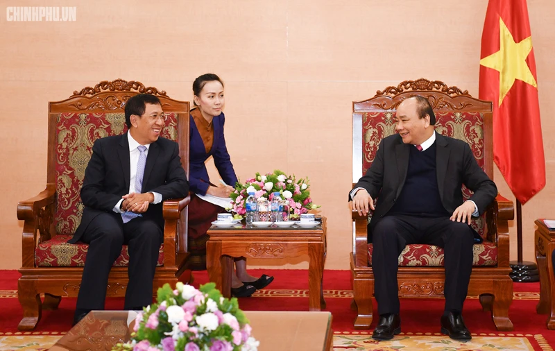 Thủ tướng Nguyễn Xuân Phúc tiếp Thống đốc Ngân hàng CHDCND Lào Sonexay Sitphayxay. Ảnh: VGP