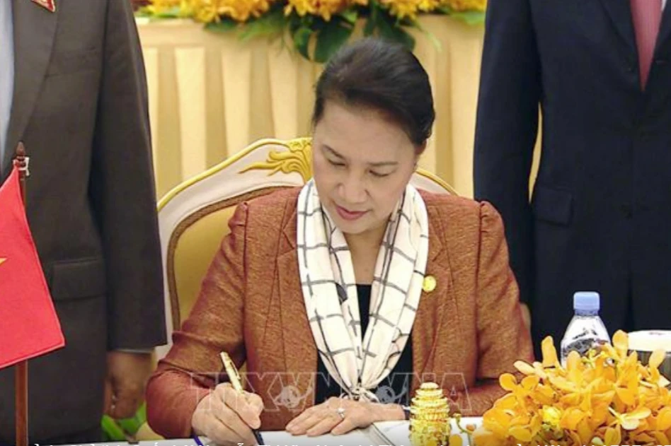 Chủ tịch Quốc hội Nguyễn Thị Kim Ngân ký thông cáo chung của Hội nghị APPF – 27. Ảnh: TTXVN