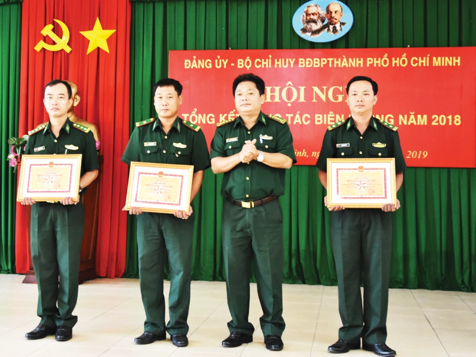Đại tá Nguyễn Duy Thắng, Chính ủy Bộ đội Biên phòng TP, khen tặng các đơn vị xuất sắc. Ảnh: QUANG HUY