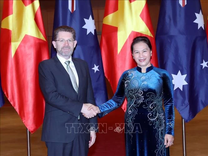 Chủ tịch Quốc hội Nguyễn Thị Kim Ngân đón Chủ tịch Thượng viện Australia Scott Ryan. Ảnh: TTXVN