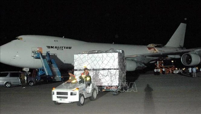 Máy bay chở hàng viện trợ tới sân bay Bình Nhưỡng, Triều Tiên. 