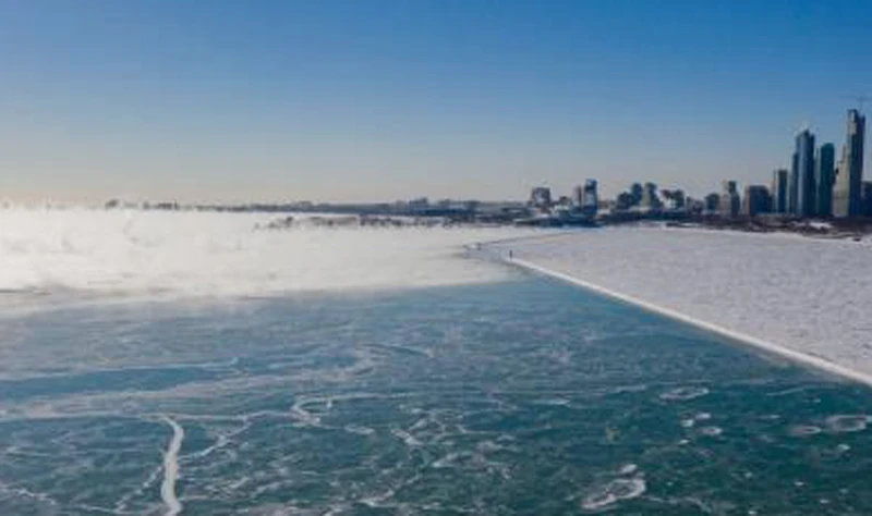 Hồ Michigan tại Chicago, Mỹ, đóng băng trong thời tiết giá lạnh ngày 30-1-2019. Ảnh: THX/ TTXVN