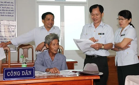 Cán bộ Thanh tra Chính phủ cùng Thanh tra tỉnh An Giang tiếp người khiếu kiện tại Trụ sở tiếp công dân