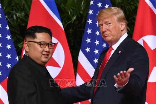 Tổng thống Mỹ Donald Trump (phải) và nhà lãnh đạo Triều Tiên Kim Jong Un tại cuộc gặp ở Singapore ngày 12-6-2018. Ảnh: TTXVN