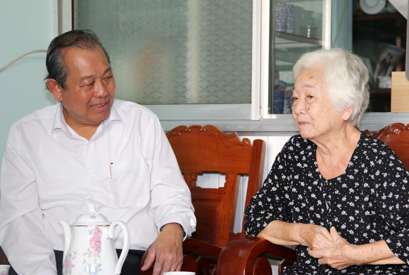 Phó Thủ tướng Thường trực Trương Hòa Bình đến thăm bà Lê Thị Hạnh - vợ nhà văn liệt sĩ Lê Vĩnh Hòa