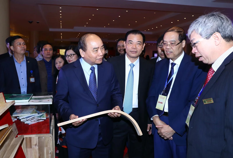 Thủ tướng Nguyễn Xuân Phúc thăm các gian trưng bày sản phẩm gỗ, lâm sản. Ảnh: TTXVN