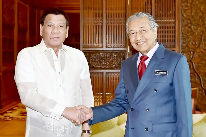 Tổng thống Philippines Rodrigo Duterte và Thủ tướng Malaysia Mahathir Mohamad ủng hộ giải pháp hòa bình ở biển Đông