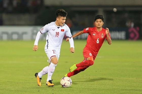 cầu thủ bóng đá Nguyễn Quang Hải (trái)