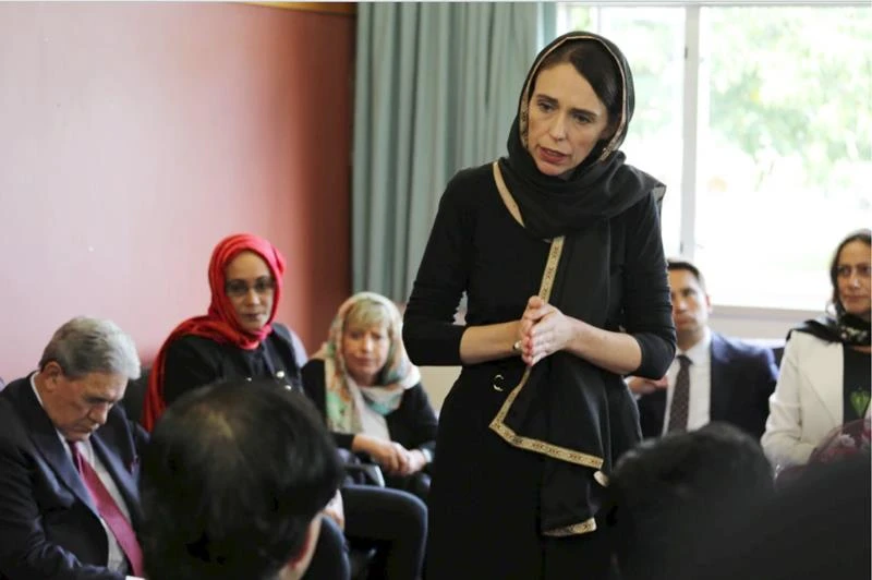 Thủ tướng New Zealand Jacinda Ardern gặp các đại diện cộng đồng Hồi giáo tại trung tâm tị nạn Canterbury ở Christchurch ngày 16-3-2019. Ảnh do Văn phòng Chính phủ New Zealand công bố