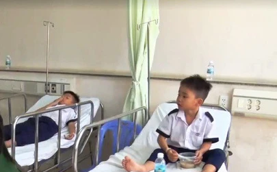 Các học sinh nghi bị ngộ độc được điều trị tại Bệnh viện Bà Rịa. Ảnh: VTV News