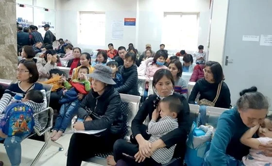 Nhiều gia đình ở Thuận Thành đưa trẻ nhỏ lên Hà Nội xét nghiệm sán heo