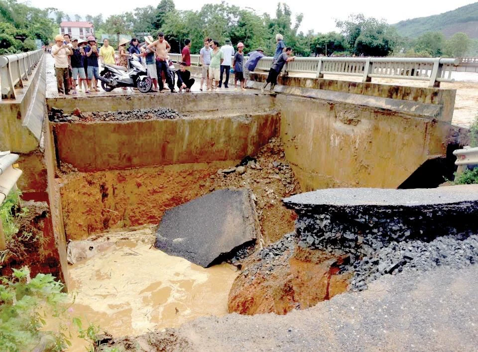 Mưa lũ làm sập cầu Tân Sơn trên quốc lộ 32 (tỉnh Phú Thọ)