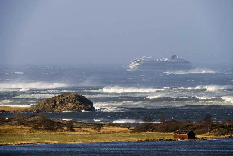 Du thuyền Viking Sky cách bờ ở Hustadvika, Tây Na Uy, khoảng 900m khi gửi tín hiệu cấp cứu vì hỏng máy ngày 23-3-2019. Ảnh: NTB