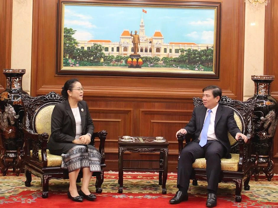 Chủ tịch UBND TPHCM Nguyễn Thành Phong tiếp tân Tổng Lãnh sự Lào tại TPHCM Phimpha Kcomixay đến chào nhân nhận nhiệm kỳ mới. Ảnh: hcmcpv