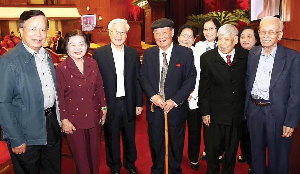 Tổng Bí thư, Chủ tịch nước Nguyễn Phú Trọng với các đồng chí lãnh đạo và nguyên lãnh đạo Đảng, Nhà nước tại hội nghị. Ảnh: TTXVN