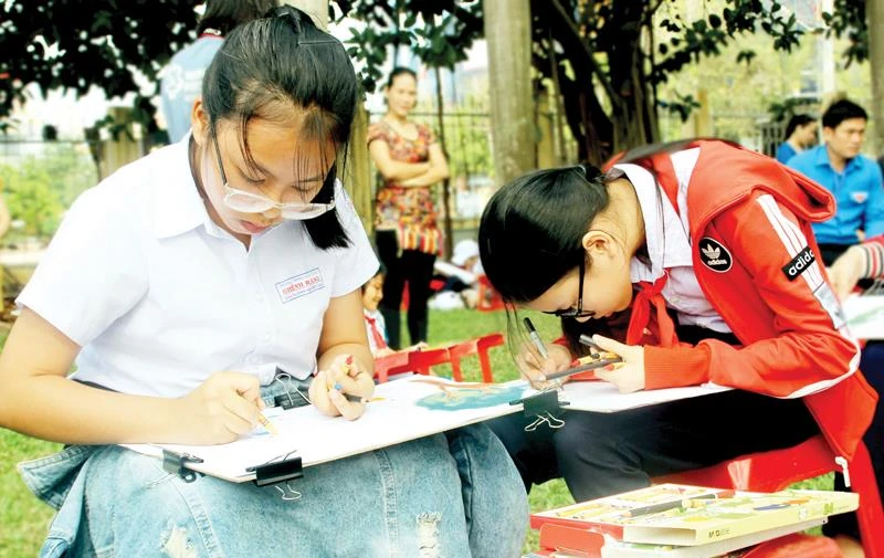 Học sinh Bình Định vẽ tranh hưởng ứng Ngày thế giới nâng cao nhận thức và phòng chống bom mìn